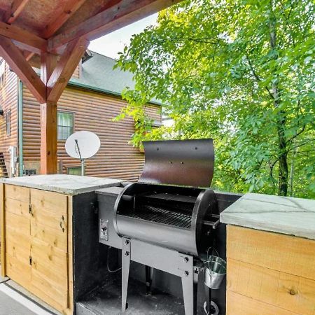 Fabulous Pet-Friendly, Family Cabin With Outdoor Kitchen, Hot Tub, Sauna, Fireplace, Theater Room, Arcade, Pool Table, And Fire Pit Within Minuties Of Dollywood Sevierville Esterno foto