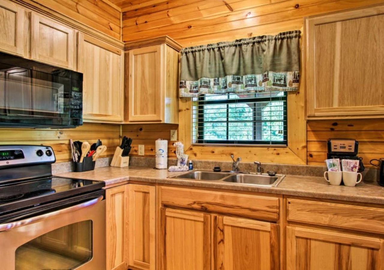 Fabulous Pet-Friendly, Family Cabin With Outdoor Kitchen, Hot Tub, Sauna, Fireplace, Theater Room, Arcade, Pool Table, And Fire Pit Within Minuties Of Dollywood Sevierville Esterno foto