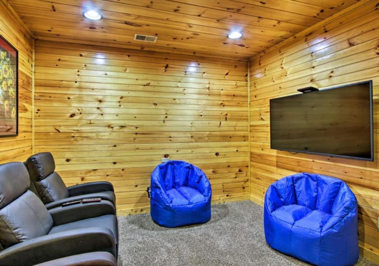 Fabulous Pet-Friendly, Family Cabin With Outdoor Kitchen, Hot Tub, Sauna, Fireplace, Theater Room, Arcade, Pool Table, And Fire Pit Within Minuties Of Dollywood Sevierville Esterno foto