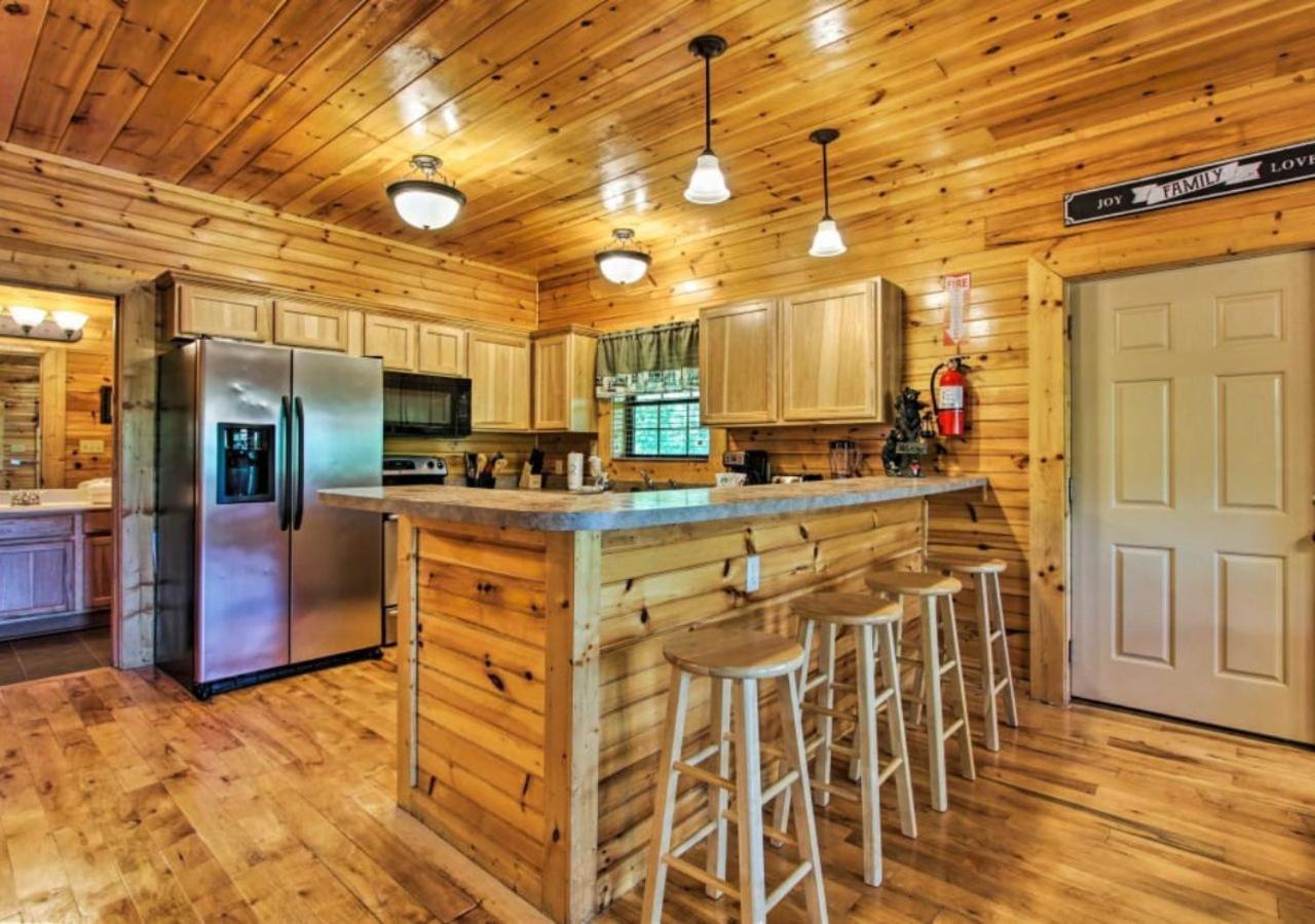 Fabulous Pet-Friendly, Family Cabin With Outdoor Kitchen, Hot Tub, Sauna, Fireplace, Theater Room, Arcade, Pool Table, And Fire Pit Within Minuties Of Dollywood Sevierville Esterno foto