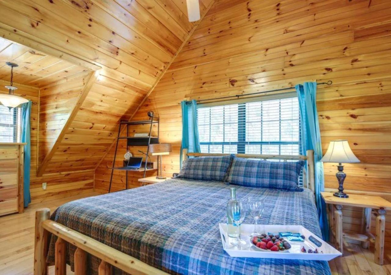 Fabulous Pet-Friendly, Family Cabin With Outdoor Kitchen, Hot Tub, Sauna, Fireplace, Theater Room, Arcade, Pool Table, And Fire Pit Within Minuties Of Dollywood Sevierville Esterno foto