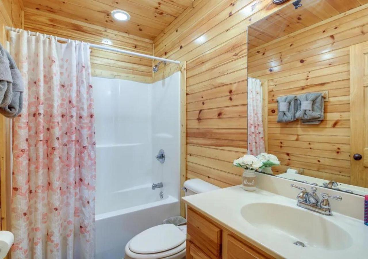 Fabulous Pet-Friendly, Family Cabin With Outdoor Kitchen, Hot Tub, Sauna, Fireplace, Theater Room, Arcade, Pool Table, And Fire Pit Within Minuties Of Dollywood Sevierville Esterno foto