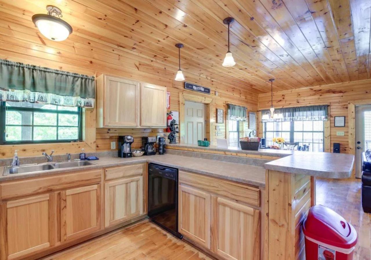 Fabulous Pet-Friendly, Family Cabin With Outdoor Kitchen, Hot Tub, Sauna, Fireplace, Theater Room, Arcade, Pool Table, And Fire Pit Within Minuties Of Dollywood Sevierville Esterno foto