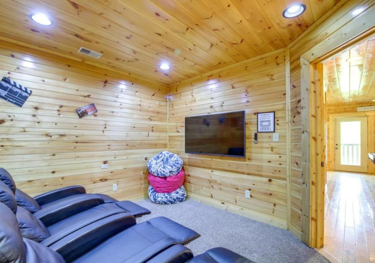 Fabulous Pet-Friendly, Family Cabin With Outdoor Kitchen, Hot Tub, Sauna, Fireplace, Theater Room, Arcade, Pool Table, And Fire Pit Within Minuties Of Dollywood Sevierville Esterno foto